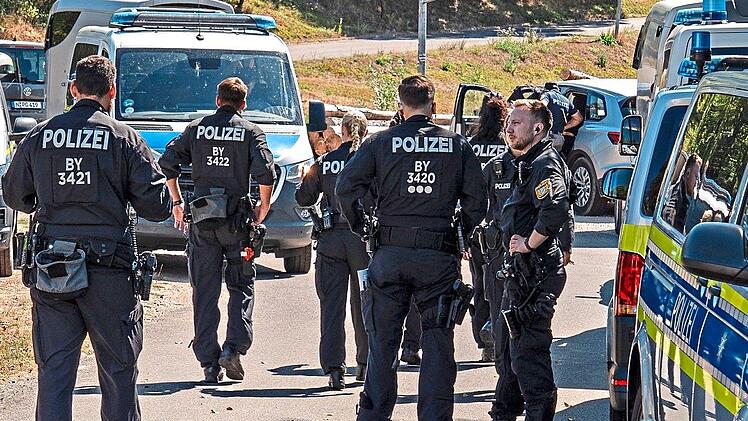 Die Polizei war mit einem Gro&szlig;aufgebot vor Ort.