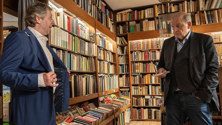 Ekki (Oliver Korittke, links) pr&auml;sentiert Wilsberg (Leonard Lansink) stolz seinen neuen Anzug.