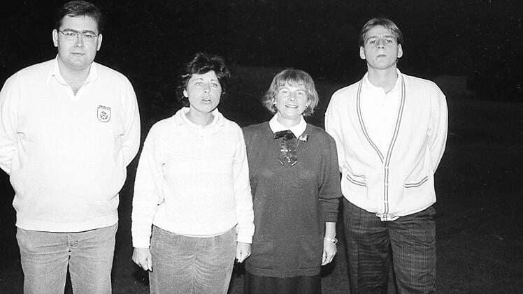 August-Ullrich-Pokal auf dem Gel&auml;nde des Bad Kissinger Golf-Clubs: (von links) Sieger Roman Bludau, Elfi Arand (Damenpreis), Pokalstifterin Therese Ullrich und der Sieger im Brutto, Peter Kirchner.