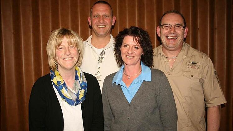 Die Frauen und Männder an der Vereinsspitze haben gut lachen: Anita Wirsching, Vorsitzender Jörg Steffen, Sabine Pfeufer und Karl-Heinz Karg.