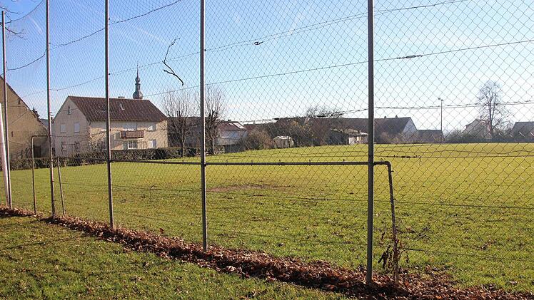 Mitten drin: Der alte Sportplatz ist von Häusern umgeben.