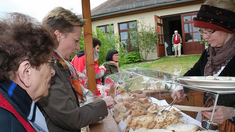 Heiß begehrt: fränkisches Schmalzgebäck am Stand von Kerstin Rentsch