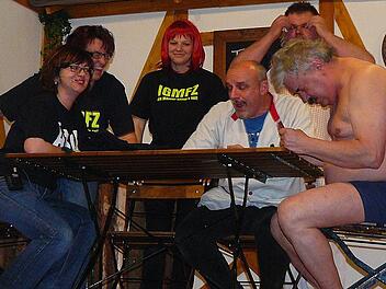 Schadenfreude und Niedergeschlagenheitbeim Poker; Maria Steinlein, Martina Rucker, Tanja Specht, Willi Rucker, Markus Ittner und Willi Pöhlmann (von links). Foto: Klaus-Peter Wulf