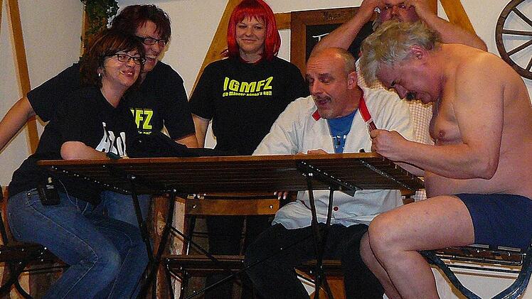 Schadenfreude und Niedergeschlagenheitbeim Poker; Maria Steinlein, Martina Rucker, Tanja Specht, Willi Rucker, Markus Ittner und Willi Pöhlmann (von links). Foto: Klaus-Peter Wulf