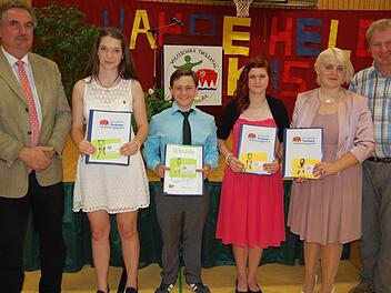 Die Schulbesten wurden ausgezeichnet. Von links: Schulleiter Hans Jürgen Hanna, Vanessa Hack, Christopher Kwasny, Nadine Zink, Theresa Schaupp und Martin Rudolph, Klassenleiter. Foto: Günther Straub