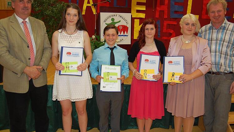 Die Schulbesten wurden ausgezeichnet. Von links: Schulleiter Hans Jürgen Hanna, Vanessa Hack, Christopher Kwasny, Nadine Zink, Theresa Schaupp und Martin Rudolph, Klassenleiter. Foto: Günther Straub