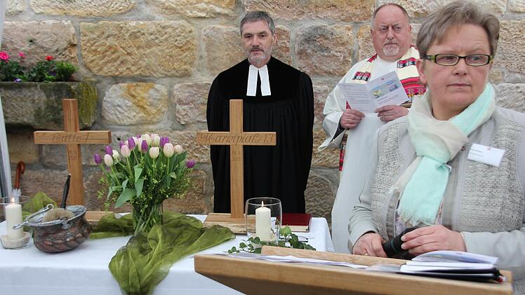 Mit den Holzkreuzen. Pfarrer Bernd Grosser, Pater Rudolf Theiler und Wohnbereitsleiterin Gabi Hofmann (von links)-