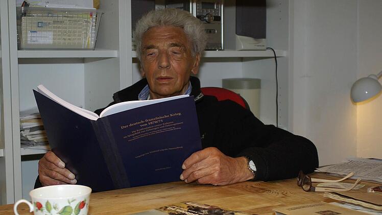 Der frischgebackene Doktor Winfried Leipold ruft sich seine Dissertation noch einmal am Schreibtisch ins Gedächtnis.  Foto: Winfried Ehling