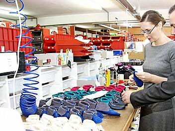 Landrat Alexander Tritthart ließ sich von Verena Carney einige Modelle zeigen. Fotos: Richard Sänger