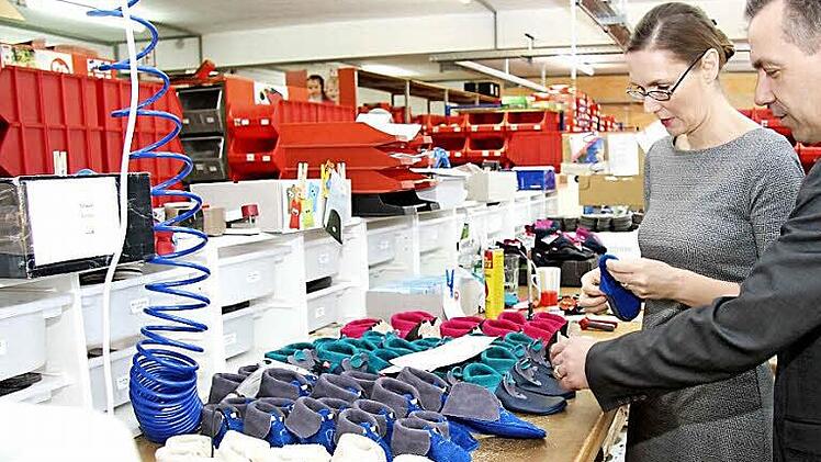 Landrat Alexander Tritthart ließ sich von Verena Carney einige Modelle zeigen. Fotos: Richard Sänger