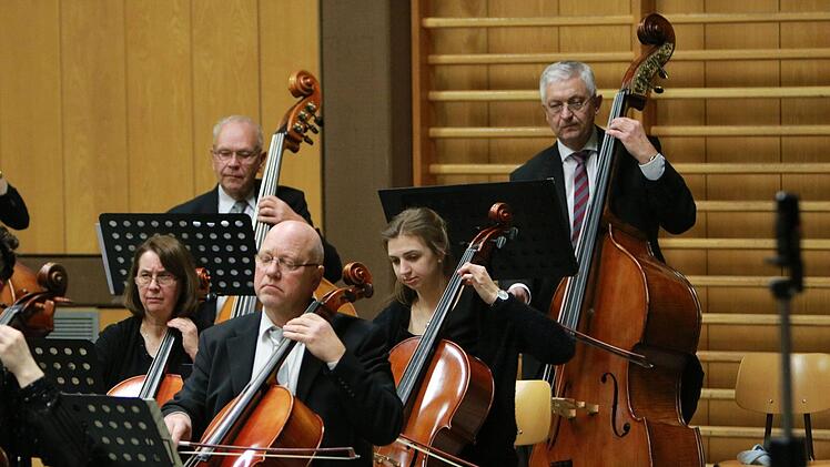 Das Orchester der Musikfreunde Neustadt unter Leitung von Hans Stähli beeindruckte mit seinem Sinfoniekonzert in der Mehrzweckhalle Heubischer Straße.Foto: Jochen Berger