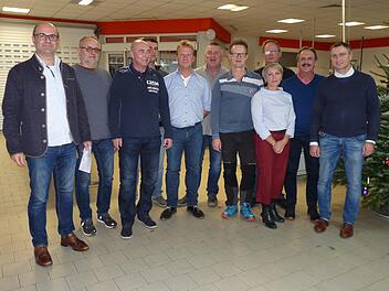 Die Gesch&auml;ftsf&uuml;hrer von MSB Schmittwerke, J&uuml;rgen Enders (links) und Martin Hein (rechts) , ehrten zahlreiche Mitarbeiter: (ab 2.v.l.): Heiko Hilbert, Andreas Fehringer (25 Jahre); Michael Tulit (20 Jahre); J&uuml;rgen Staubach, Heiko Barth, Harald Knipping und Peter Enders (25 Jahre); Sada B&uuml;ttner (20 Jahre) und G&uuml;nter Krick (40 Jahre).  Foto: Anja Schad