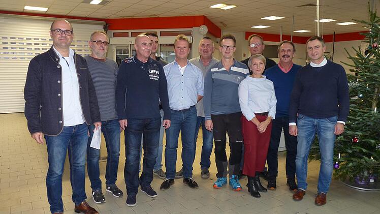 Die Gesch&auml;ftsf&uuml;hrer von MSB Schmittwerke, J&uuml;rgen Enders (links) und Martin Hein (rechts) , ehrten zahlreiche Mitarbeiter: (ab 2.v.l.): Heiko Hilbert, Andreas Fehringer (25 Jahre); Michael Tulit (20 Jahre); J&uuml;rgen Staubach, Heiko Barth, Harald Knipping und Peter Enders (25 Jahre); Sada B&uuml;ttner (20 Jahre) und G&uuml;nter Krick (40 Jahre).  Foto: Anja Schad