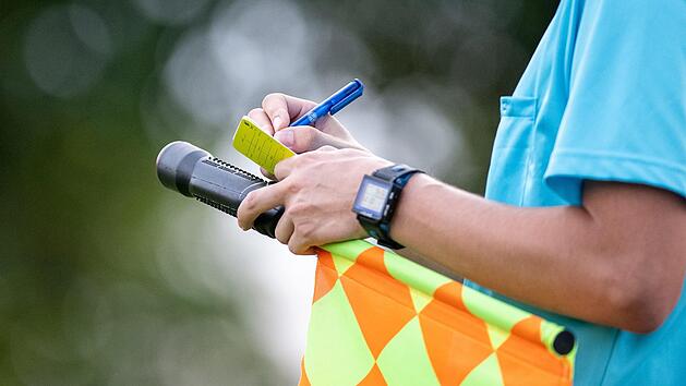 Die Fu&szlig;ballregeln unterliegen einem stetigen Wandel. Auch die technischen Hilfsmittel machen vor dem Fu&szlig;ball nicht Halt. Sportfoto Zink