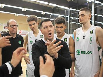 Die Baunacher spielten eine gute Saison, doch blieb ihnen die Play-off-Teilnahme verwehrt; von links: Brandon Tischler, Mateo Seric (verdeckt), Teammanager Jörg Mausolf, Felix Edwardsson, Trainer Mario Dugandzic, Nicholas Tischler, Leo Saffer und Daniel Köppel. Foto: sportpresss