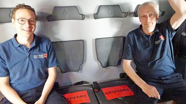 Zwischen Josua Flier (links) und J&uuml;rgen Mittermeier sind die Sitze im Feuerwehrfahrzeug gesperrt. Fotos: Michaela Hofmann