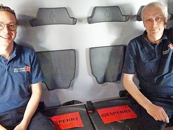 Zwischen Josua Flier (links) und Jürgen Mittermeier sind die Sitze im Feuerwehrfahrzeug gesperrt. Fotos: Michaela Hofmann