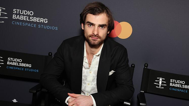 In der neuen sechsteiligen ARD-Serie "Schwarzes Gold" &uuml;bernimmt Aaron Hilmer eine der Hauptrollen. Die historische Dramaserie erz&auml;hlt vom &Ouml;lboom in der L&uuml;neburger Heide, als die erste erfolgreiche Erd&ouml;lbohrung im idyllischen Wietze Realit&auml;t wurde. Ab Montag, 22. Dezember, ist die Serie in der ARD Mediathek abrufbar.