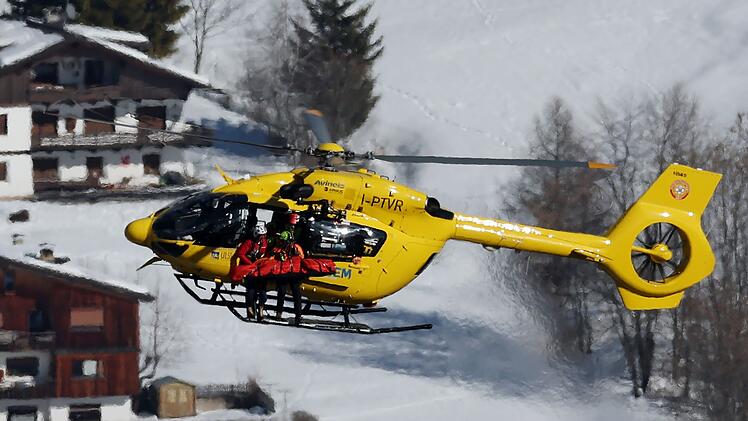 Ein Hubschrauber transportiert die verletzte Lindsey Vonn ab.