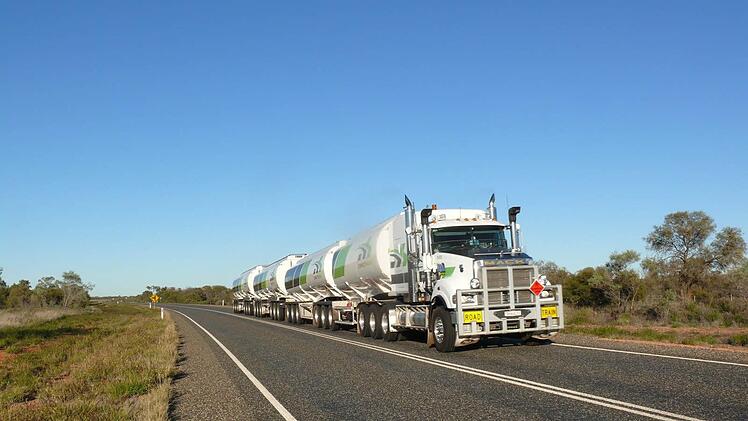 Mit mehreren Anhängern brummen die LKW über die Straßen.
