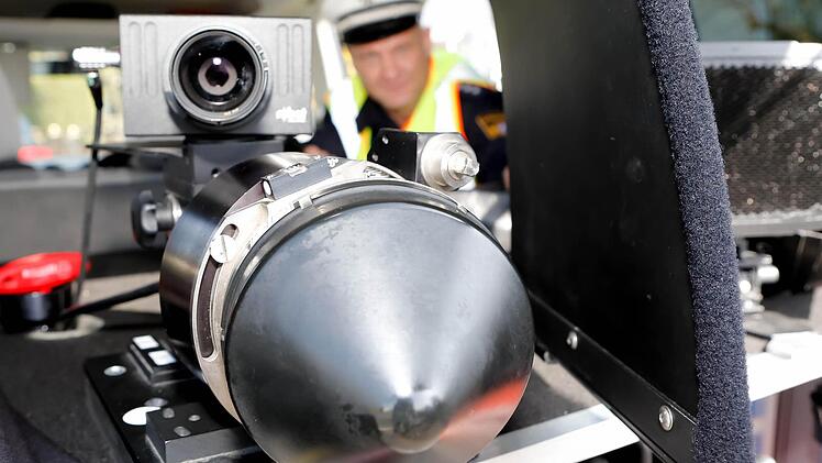 Kontrolle an der B4 in Rattelsdorf: Uwe Gemeinhardt und seine Kollegen von der Verkehrspolizei Bamberg sind den ganzen Donnerstag im Einsatz. Foto: Matthias Hoch