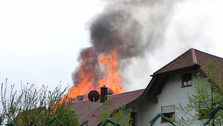 In Langendorf brennt der Dachstuhl einer Scheune.  Foto: Peter Rauch