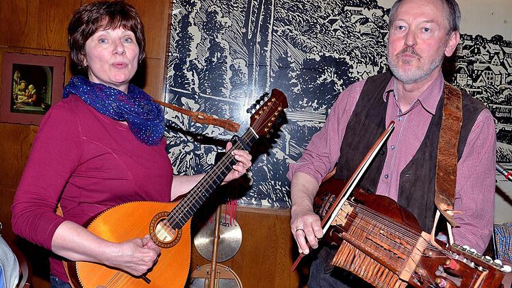 Musik auf historischen Instrumenten machen Jenny und Gerhard Escher. Foto: Dieter Hübner