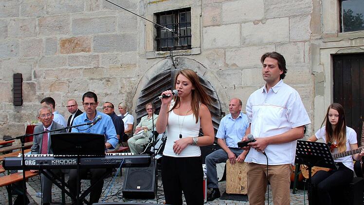 Georg Schlee, Corinna Staudigel, Georg Scheer, Lukas Schwägerl und Lisa Köberlein spielten zu Ehren Kemmers. Foto: Johanna Blum