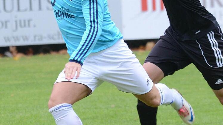 Adem Selmani war einer der aktiveren Forchheimer, holte sich später einen Frust-Platzverweis ab. Foto: herzopress