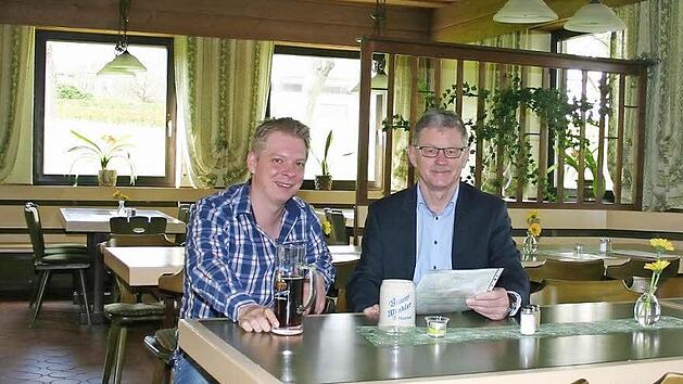 B&uuml;rgermeister Wolfgang M&ouml;hrlein (links) und Dominik Sendzikowski als Betreiber freuen sich &uuml;ber die Wiederer&ouml;ffnung der Gastwirtschaft Winkler in Melkendorf. In den ehemaligen Fremdenzimmern werden Fl&uuml;chtlinge untergebracht. Fotos: Joseph Beck