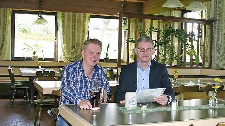 Bürgermeister Wolfgang Möhrlein (links) und Dominik Sendzikowski als Betreiber freuen sich über die Wiedereröffnung der Gastwirtschaft Winkler in Melkendorf. In den ehemaligen Fremdenzimmern werden Flüchtlinge untergebracht. Fotos: Joseph Beck