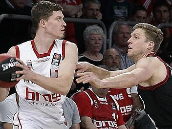 Andi Obst (mit Ball) freute sich auch in den Play-offs &uuml;ber einige Kurzeins&auml;tze im Trikot des Meisters. Hier wird er vom W&uuml;rzburger Basti Betz, der auch schon das Bamberger Trikot trug, angegriffen. Foto: sportpress
