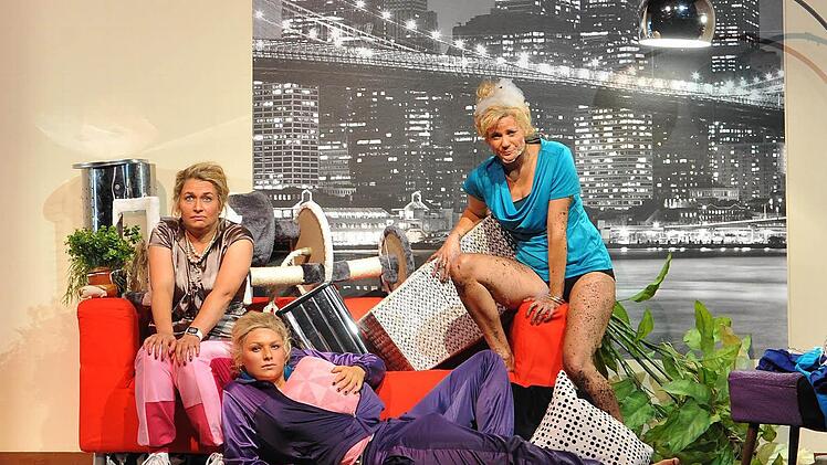 "Bin nebenan": Britta Hübel, Sarah Zaharanski und Eva MArianne Berger amüsierten das CoburgerPublikum in Ingrid Lausund "Monologen für zuhause". Foto: Andrea Kremper