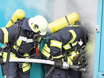 Nur die Atemschutzträger konnten bei der Großübung am Bekleidungszentrum der Bundeswehr bei Wildflecken in das Gebäude vordringen.  Fotos: Sebastian Schmitt-Mathea