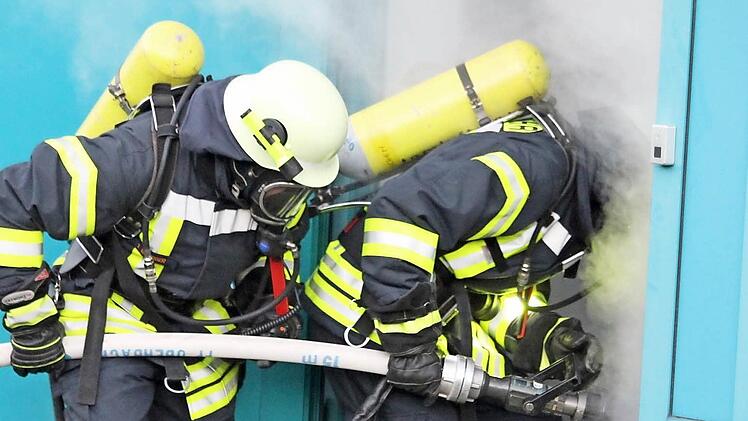 Nur die Atemschutzträger konnten bei der Großübung am Bekleidungszentrum der Bundeswehr bei Wildflecken in das Gebäude vordringen.  Fotos: Sebastian Schmitt-Mathea
