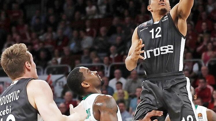 Der Ex-Bamberger Brad Wanamaker (M.) kann nur noch zusehen, wie Maodo Lo per Korbleger erfolgreich abschließt. Fotos: Daniel Löb