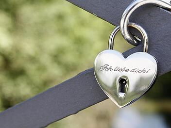 Dieses Schloss in Herzform brachte Lena Vetter im April 2014 am Geländer der Brücke im Grünwehr an. Nun aber ist es weg - wie alle anderen der rund 50 Liebesschlösser.Jochen Nützel