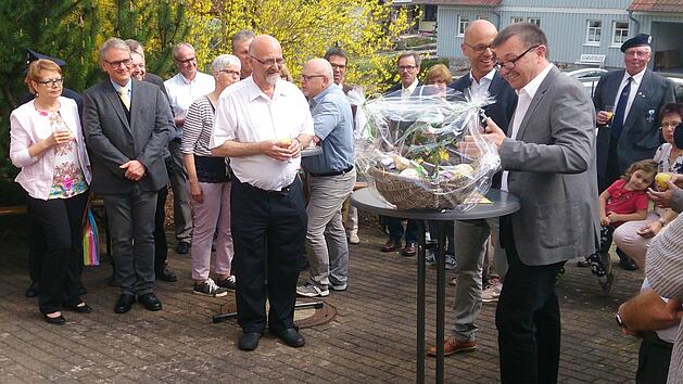 Nach seiner Verabschiedung in den Ruhestand im Gottesdienst gab es f&uuml;r Diakon  Donald L&ouml;w einen Stehempfang vor der Kirche mit zahlreichen Dankes- und Lobesworten.Stefan Raab