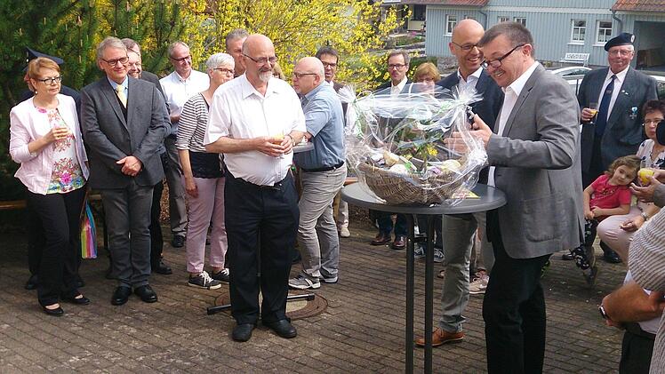 Nach seiner Verabschiedung in den Ruhestand im Gottesdienst gab es für Diakon  Donald Löw einen Stehempfang vor der Kirche mit zahlreichen Dankes- und Lobesworten.Stefan Raab