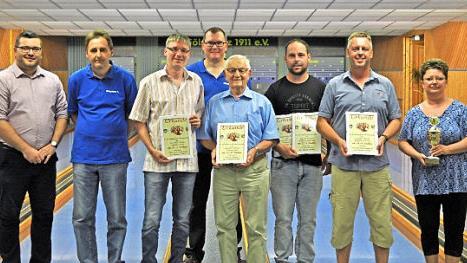Die Geehrten mit (von links) Bezirksvorsitzendem Patrick Lindthaler, 2. Kreissportwart Udo Neumann, Thorsten Nicklas (SKK Frankenwald Naila), Kreisvorsitzendem Stefan Bänsch, Oskar Degelmann (Post SV Kronach), Martin Witzgall (ESV Neuenmarkt), Wolfgang Witzgall (SKC Blau Weiß Zaubach) und der neue n Kreissportwartin Birgit Wunner (SKK 1910 Helmbrechts)  Foto: privat