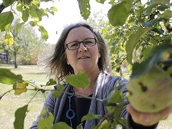 Nach langer Suche hat Ulrike Schaefer, Leiterin der Lias-Grube, doch noch einen Apfel an einem der Bäume gefunden.  Fotos: Franziska Rieger