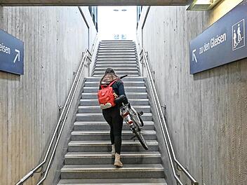 Der Aufzug am Bahnhof Breitengüßbach ist seit Monaten defekt. Die Gleise sind nur über die Treppen zu erreichen.