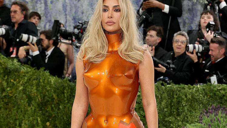 Aber auch andere Promis sorgten mit ihren Outfits f&uuml;r Aufsehen. Das Kleid von Unternehmerin und Reality-TV-Star Kim Kardashian erinnerte an ein Superheldinnen-Kost&uuml;m.