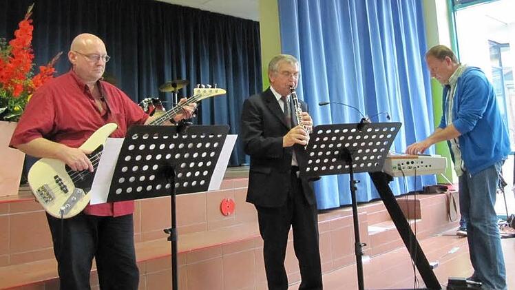 Bald ein seltenes Bild: von links spielen  Karl Keller, Gerhard Allert  und Wolfgang Haßler das Lied "Petit Fleur".  Fotos: Monika Schütz