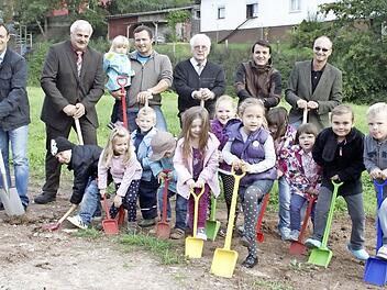 Kirchaich vollzog den ersten Spatenstich für den Neubau der Kindertagesstätte. Unser Bild zeigt von links: Wolfgang Rattel (Baufirma), den Zweiten Bürgermeister Hans Albert, Elternbeiratsvorsitzenden Christopher Stäblein, Pfarrer Ewald Thoma, Kindergartenleiter Julian Bayer und Architekt Jürgen Bergmann. Foto: Sabine Weinbeer