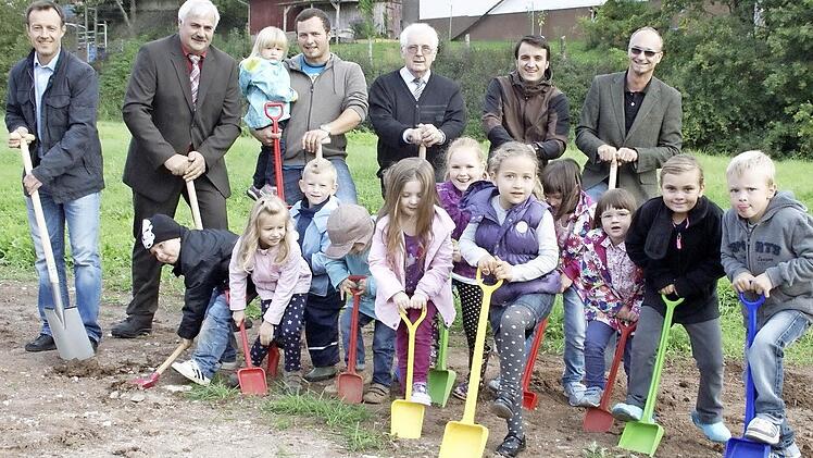 Kirchaich vollzog den ersten Spatenstich für den Neubau der Kindertagesstätte. Unser Bild zeigt von links: Wolfgang Rattel (Baufirma), den Zweiten Bürgermeister Hans Albert, Elternbeiratsvorsitzenden Christopher Stäblein, Pfarrer Ewald Thoma, Kindergartenleiter Julian Bayer und Architekt Jürgen Bergmann. Foto: Sabine Weinbeer