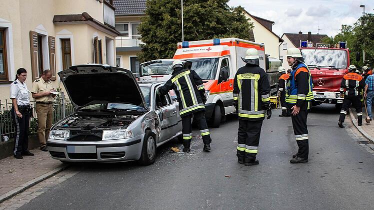 Die Fahrertür des Skoda (links) wurde so stark eingedrückt, dass der Fahrer nicht sofort befreit werden konnte. Fotos: Florian Burkhardt/KFV Forchheim