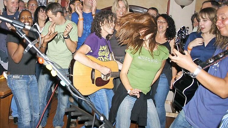 Bei den bisherigen Kneipen- und Musiknächsten in Ebern herrschte stets beste Stimmung.Archivfotos: Ralf Kestel