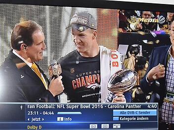 Um 04.40 Uhr endete für mich das Vergnügen vor der Glotze, mit dem Siegerinterview mit Broncos-Quarterback Peyton Manning (rechts). Lang war's, und trotzdem kurzweilig. Foto: Jürgen Schmitt/Screenshot Sat1