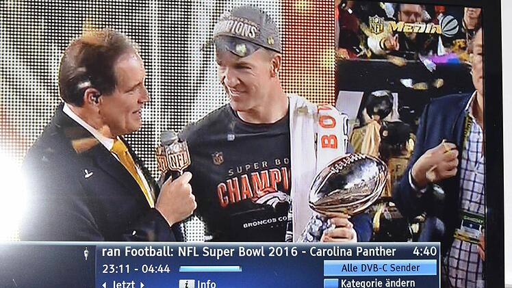 Um 04.40 Uhr endete für mich das Vergnügen vor der Glotze, mit dem Siegerinterview mit Broncos-Quarterback Peyton Manning (rechts). Lang war's, und trotzdem kurzweilig. Foto: Jürgen Schmitt/Screenshot Sat1